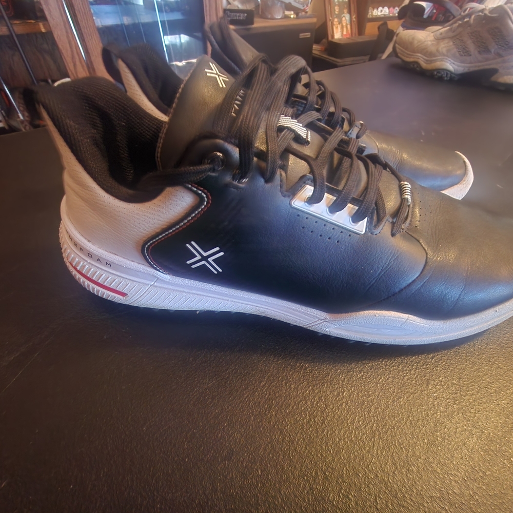 Pantyr Black and White Golf Shoes